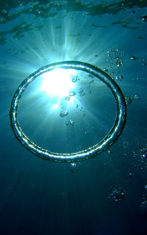 Bobble in the water, Sunlight reflecting into the bobble