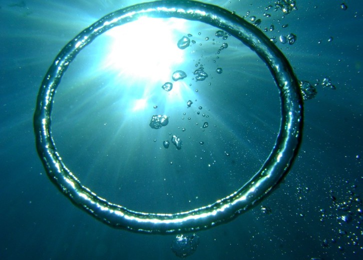 Bobble in the water, Sunlight reflecting into the bobble